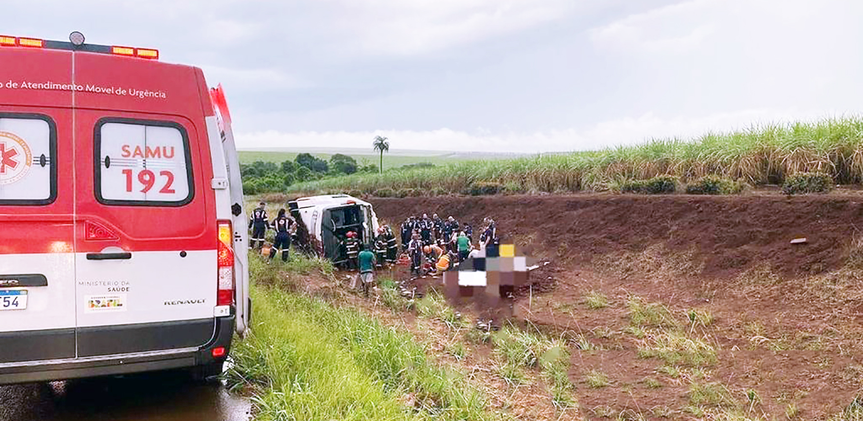 Sobe para 9 número de mortes em acidente com ônibus de fiéis em